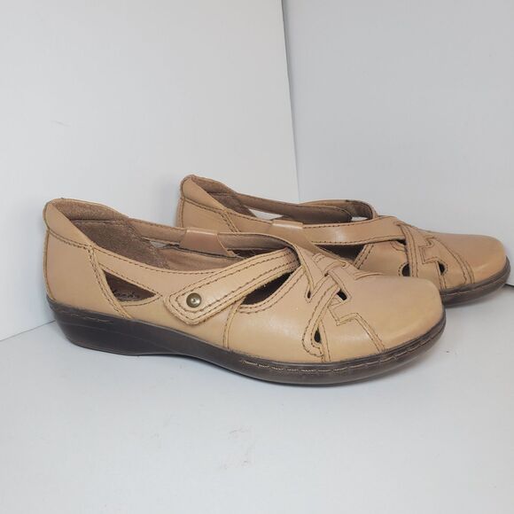 Clark's Wmns Sz 6.5 Tan Beige Leather Strappy Flat Comfort Sandals Preppy Summer - Picture 3 of 8